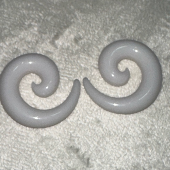 New 9 mm Ear Stretchers piercings Earrings lobes never worn - Picture 1 of 4